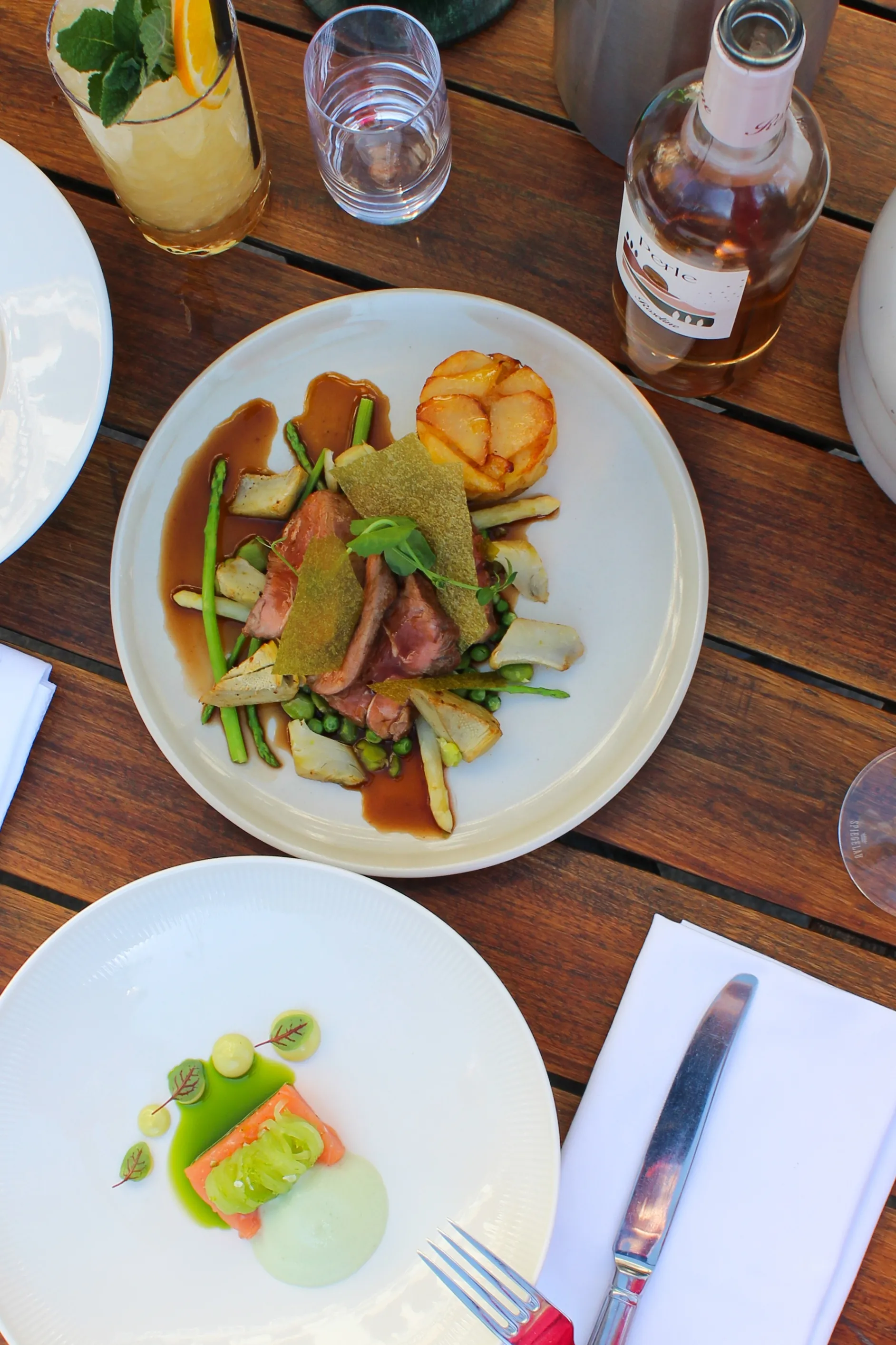 Menu de Selection op een tafel van het terras van Restaurant Sophia