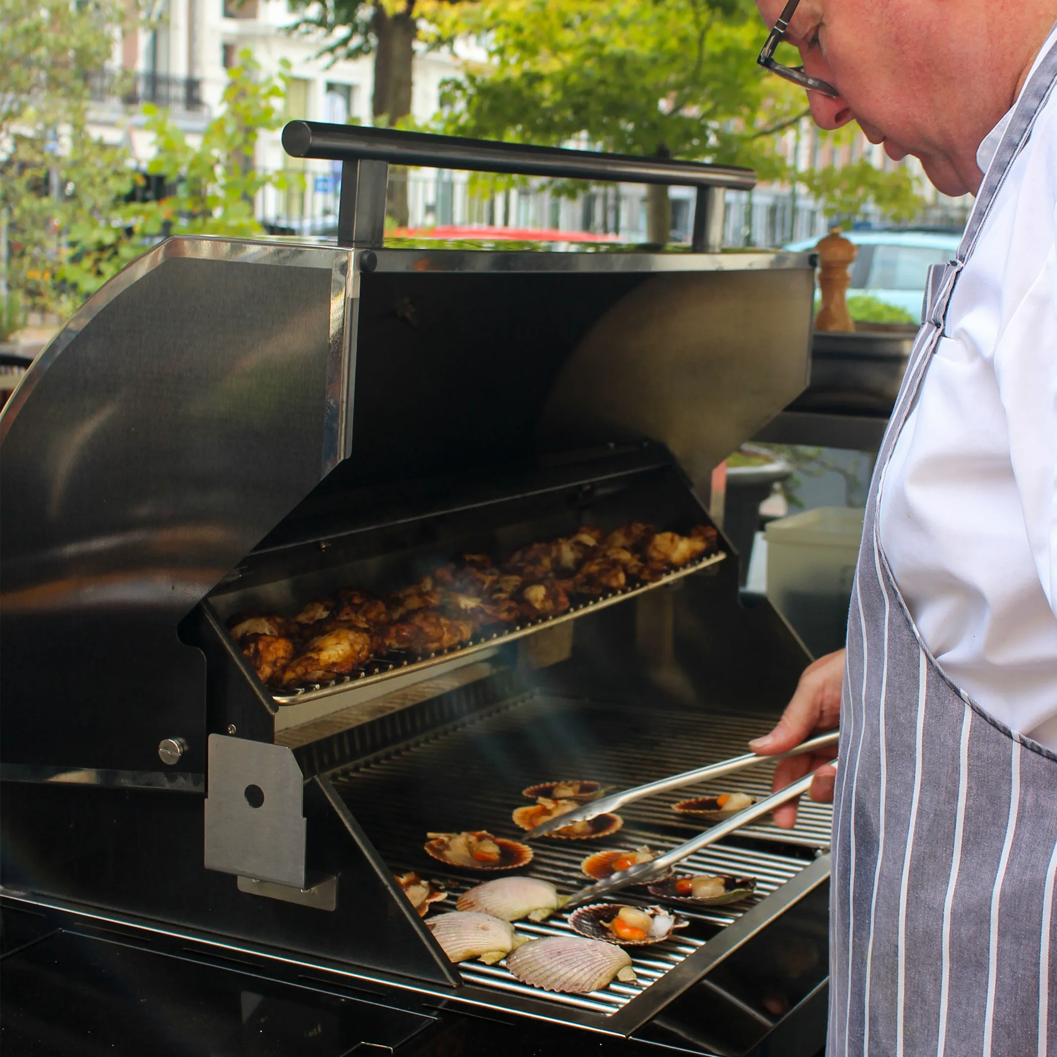 Chef achter de barbecue