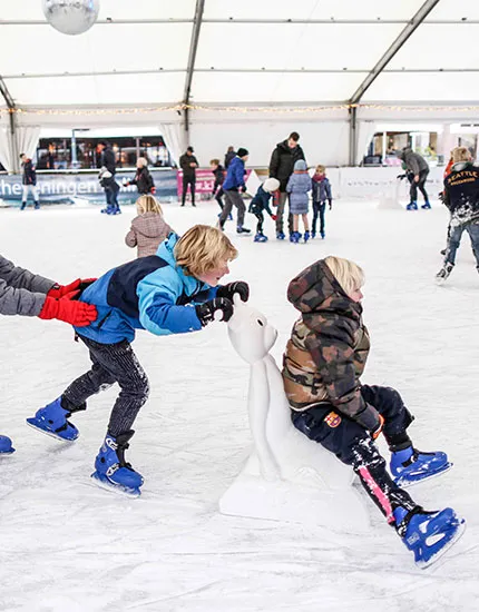 Schaatsende kinderen